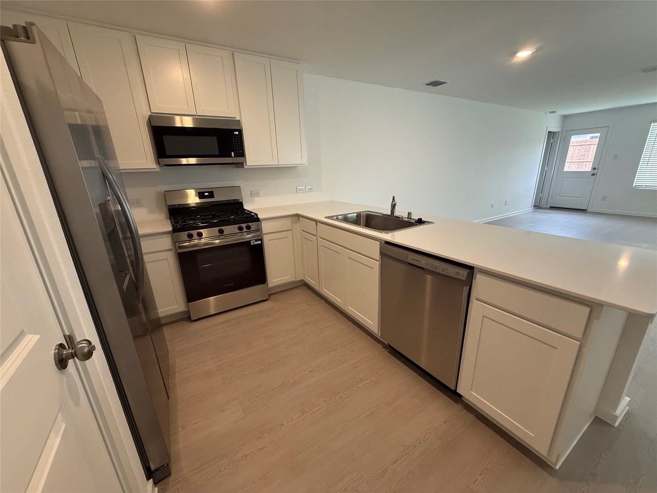 2207 Neyland Dr - Photo 4 of 14