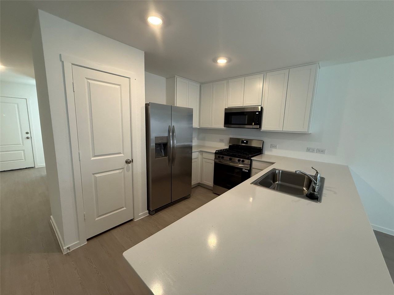2207 Neyland Dr - Photo 5 of 14