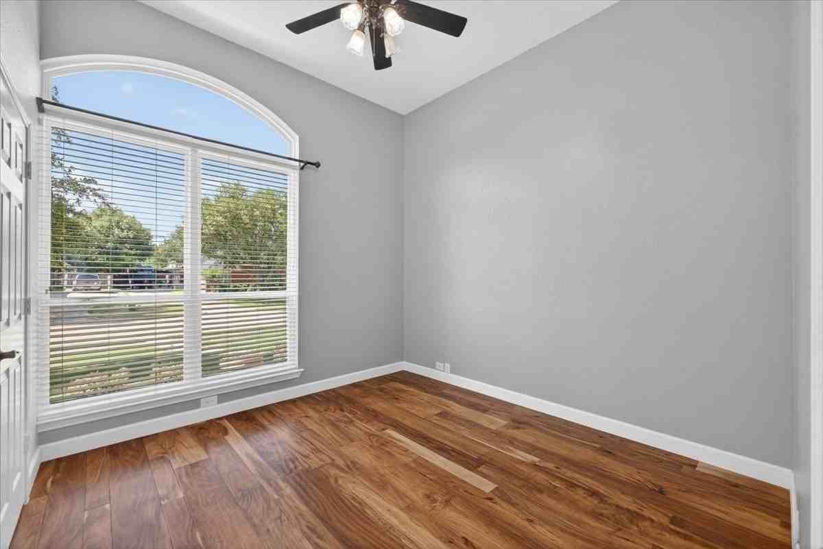 913 Chapel Dr - Photo 2 of 20