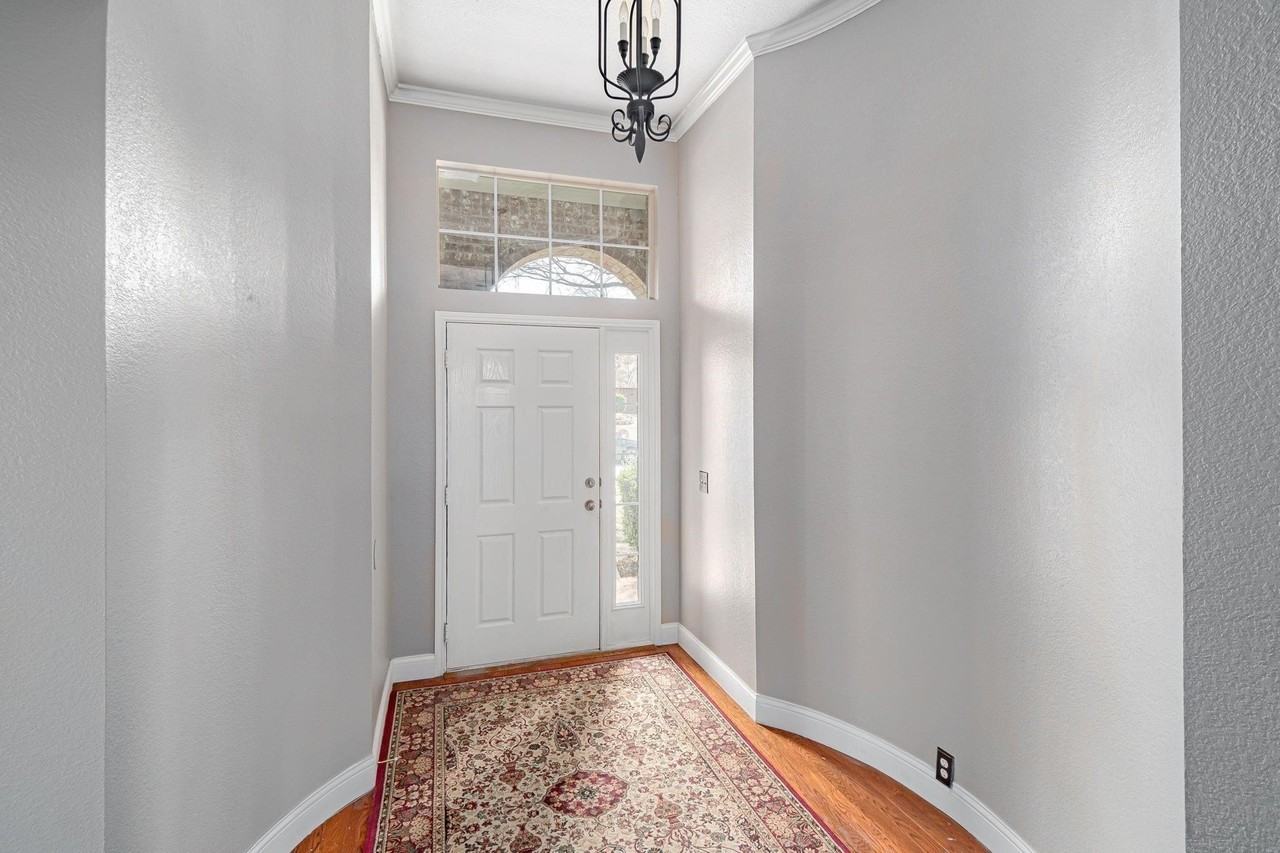 2450 Thorntree Dr - Photo 2 of 14