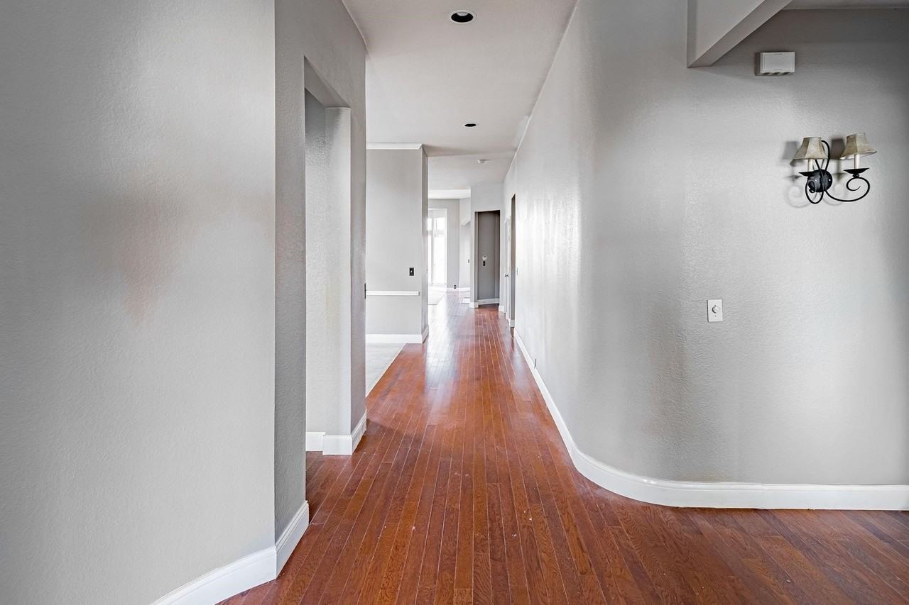 2450 Thorntree Dr - Photo 3 of 14