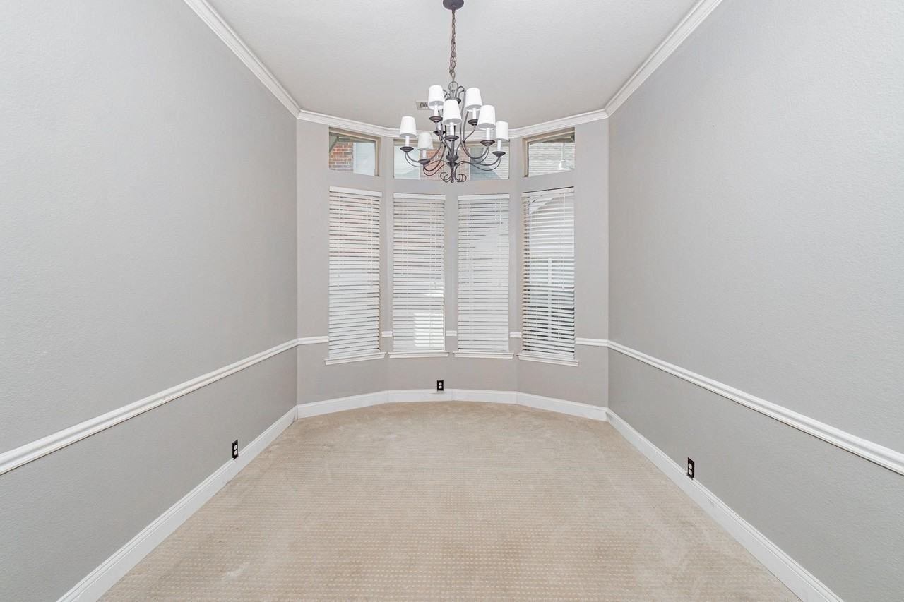 2450 Thorntree Dr - Photo 4 of 14