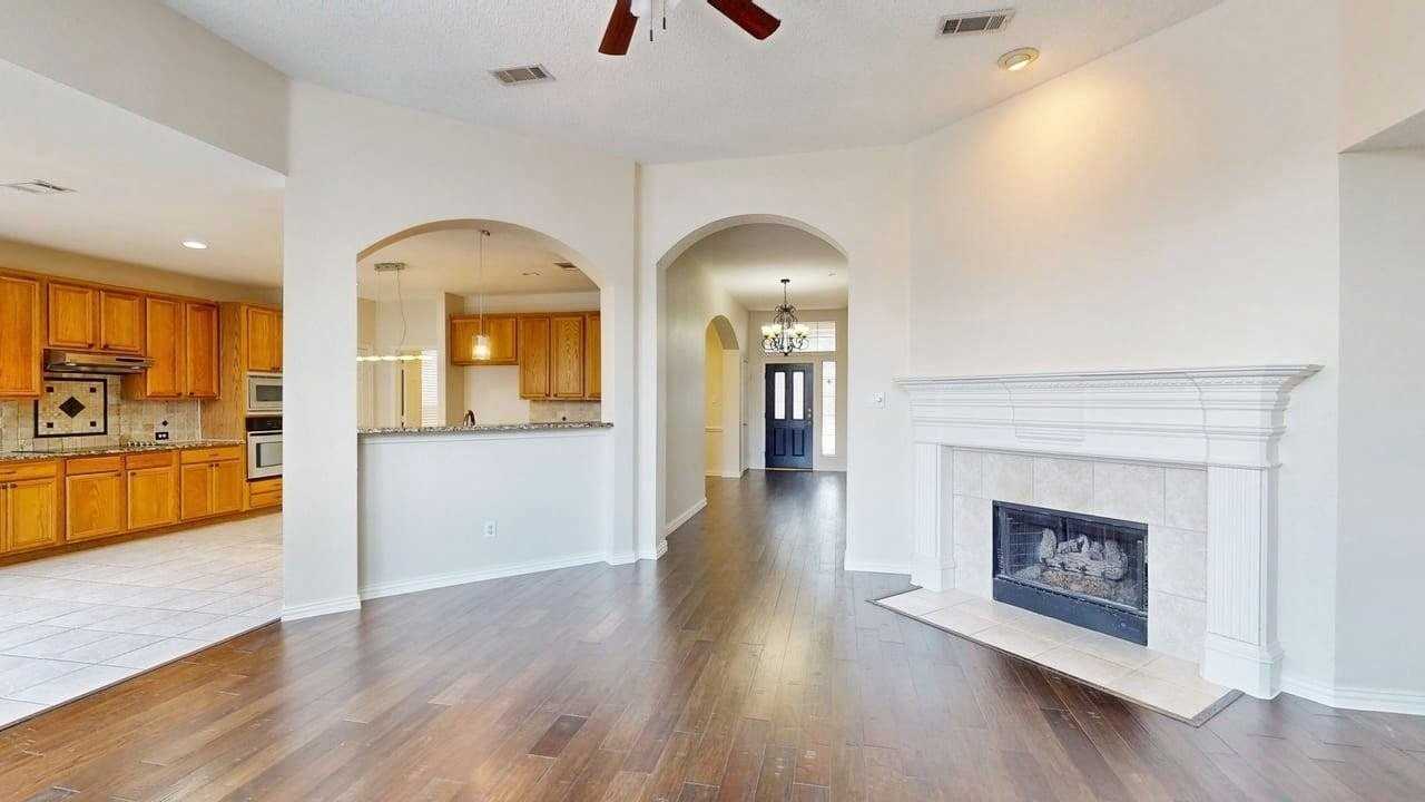 1404 Rosewood Trl - Photo 3 of 33