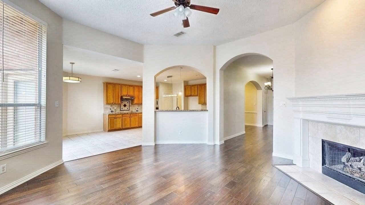 1404 Rosewood Trl - Photo 4 of 33
