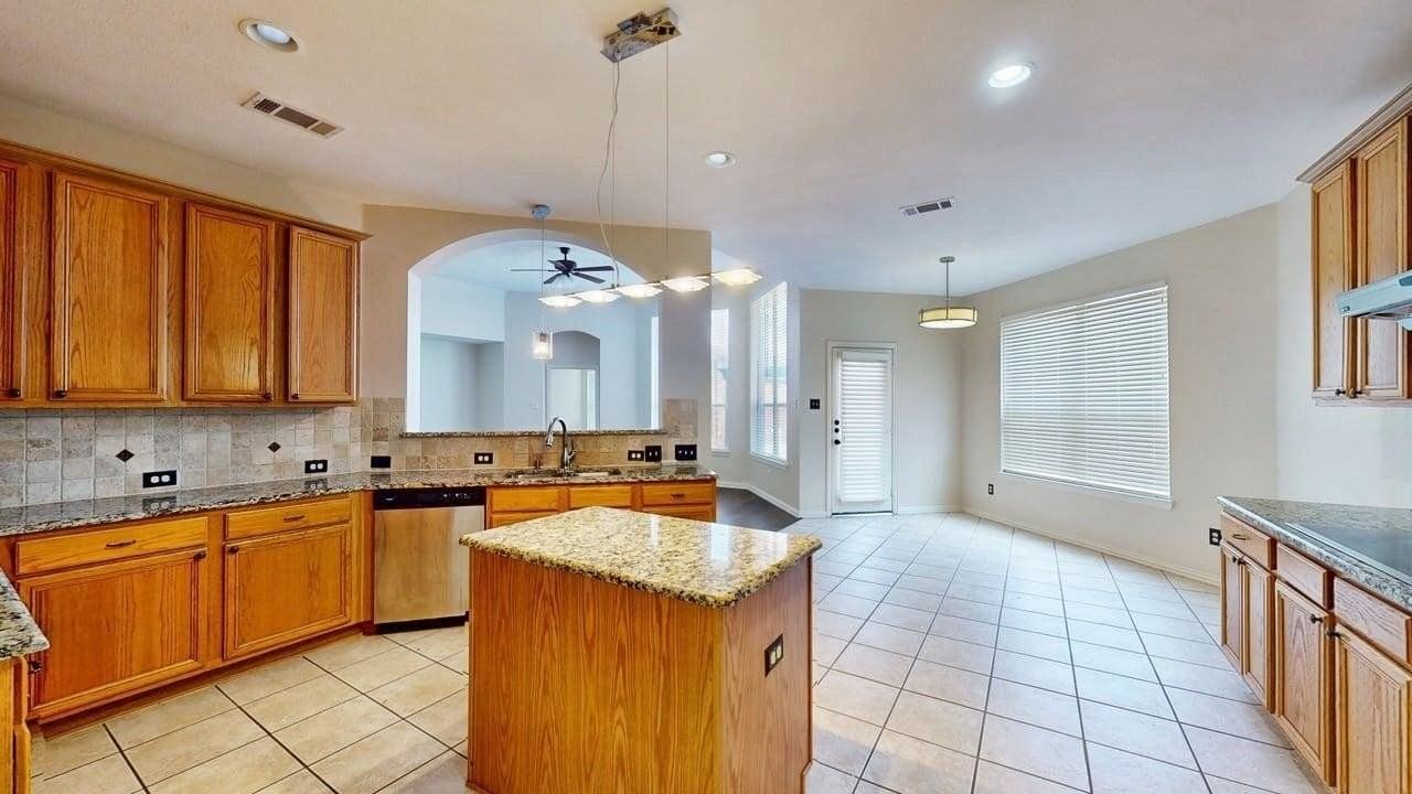 1404 Rosewood Trl - Photo 7 of 33