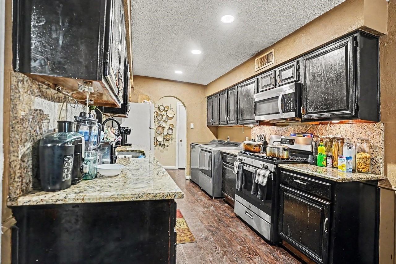 737 Judy Ln - Photo 3 of 26