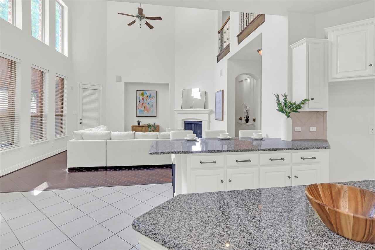 8730 Isaac St - Photo 5 of 39