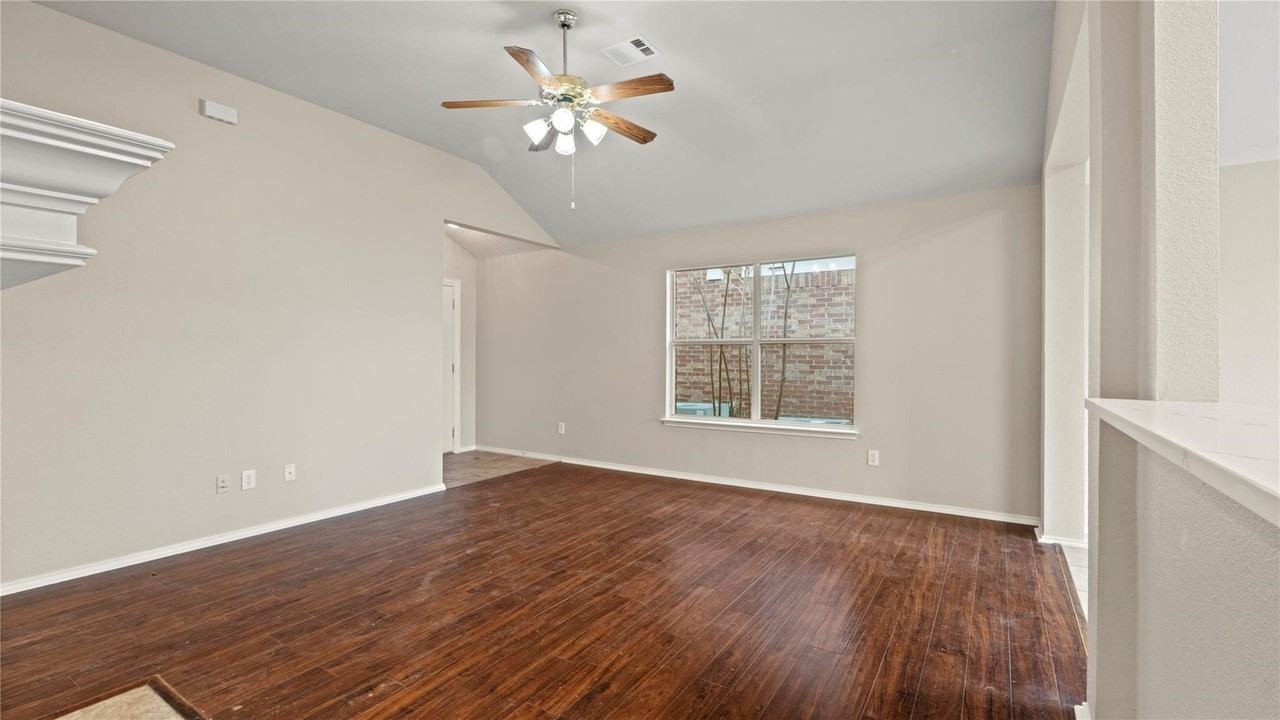 9204 Warren Dr - Photo 4 of 20