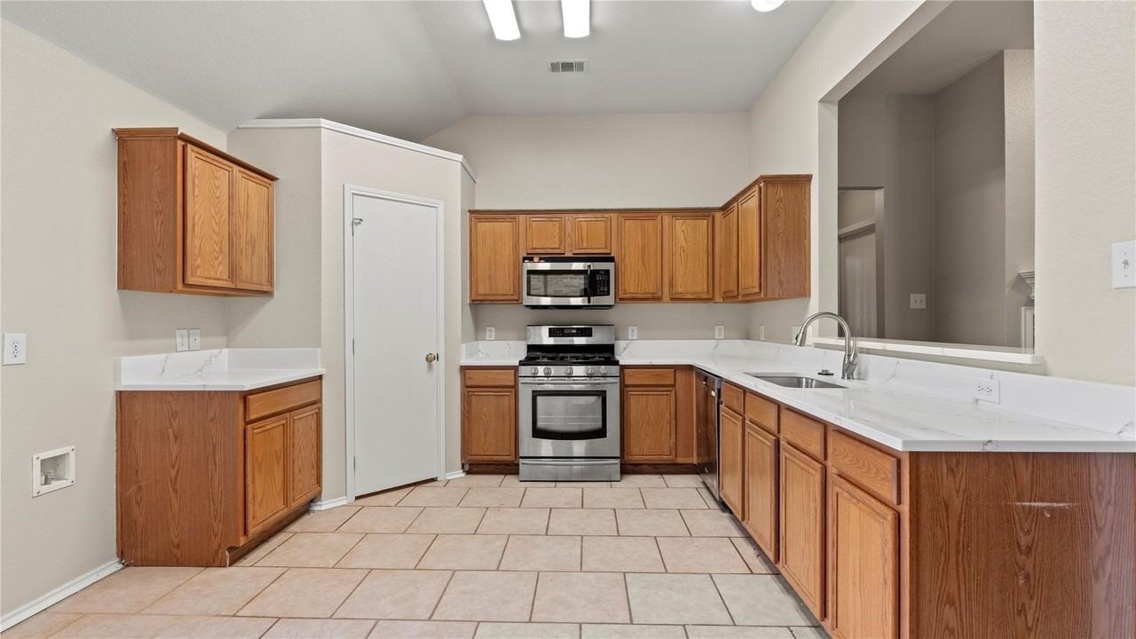 9204 Warren Dr - Photo 6 of 20