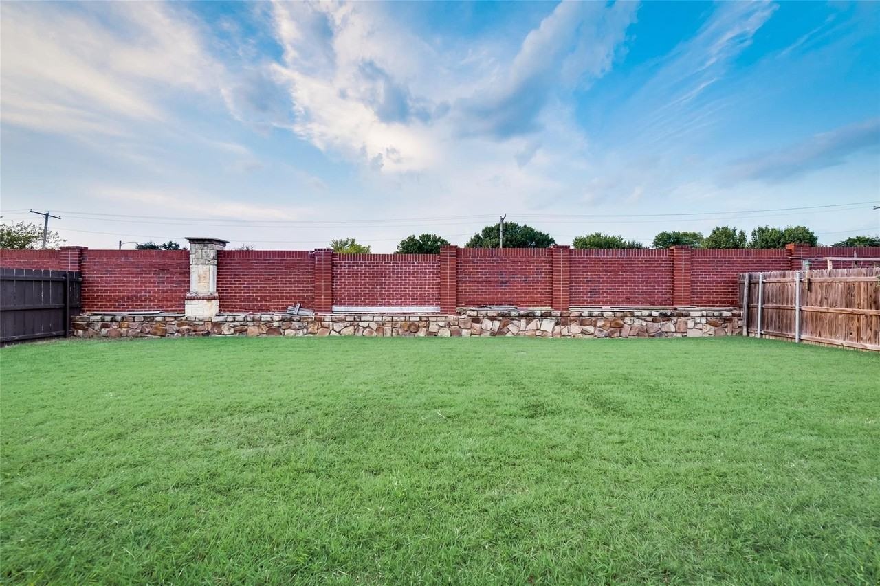 2424 Canyon Springs Dr - Photo 3 of 3