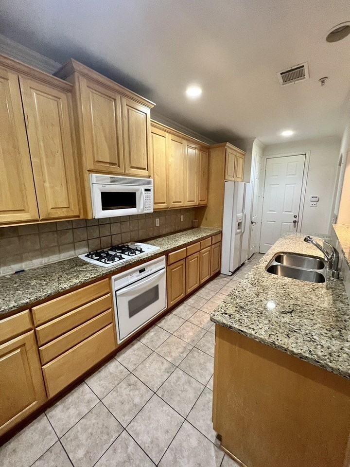4444 Jardin St - Photo 6 of 16