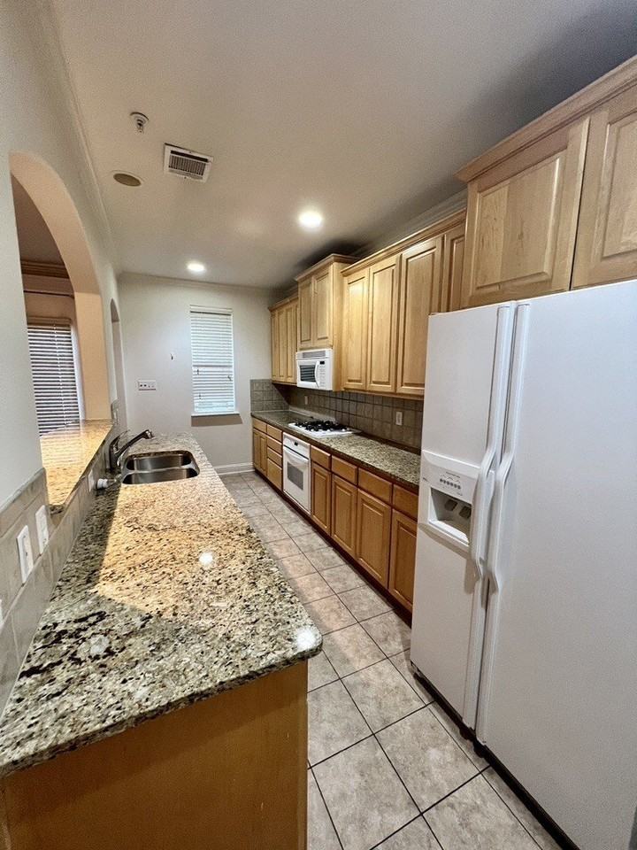4444 Jardin St - Photo 7 of 16