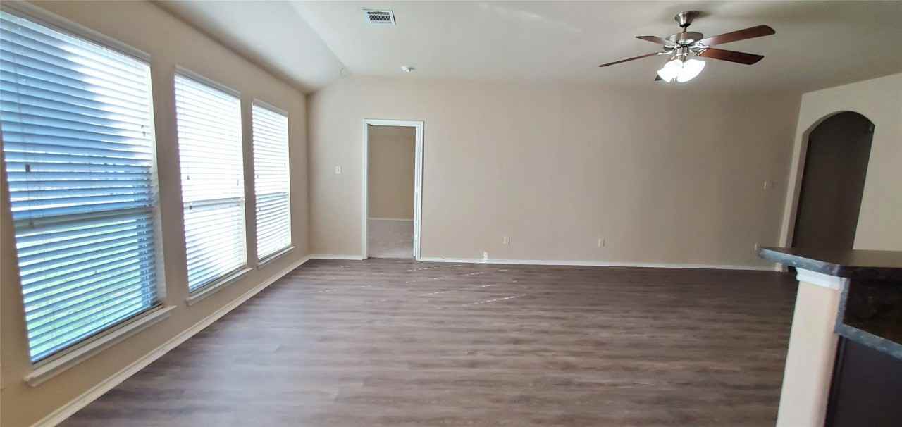918 Bens Dr - Photo 4 of 11