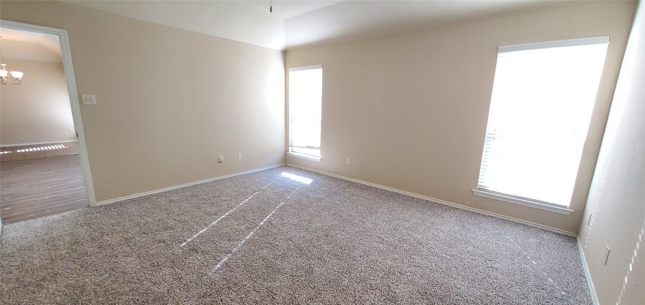 918 Bens Dr - Photo 6 of 11