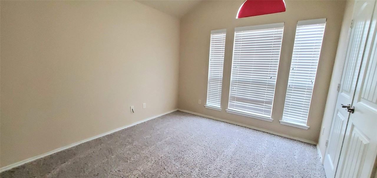 918 Bens Dr - Photo 7 of 11