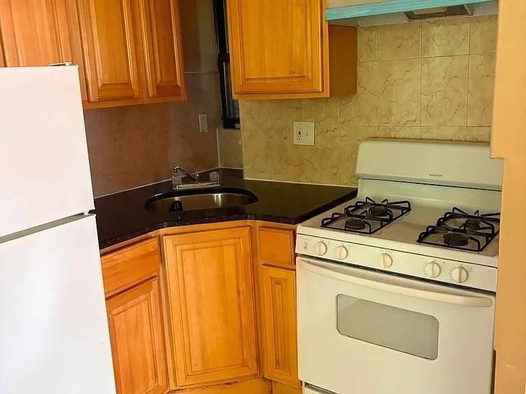 727 E 213th St #2 - Photo 4 of 11