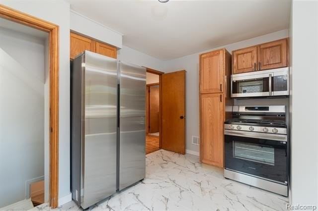 3914 W 13 Mile Rd - Photo 4 of 19