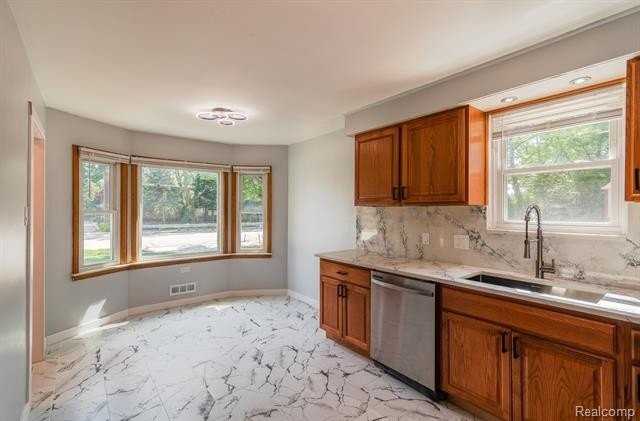 3914 W 13 Mile Rd - Photo 5 of 19
