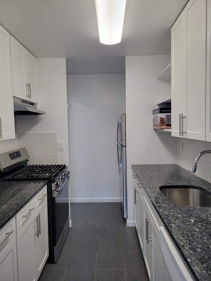211 E 53rd St Apt 8e - Photo 5 of 10