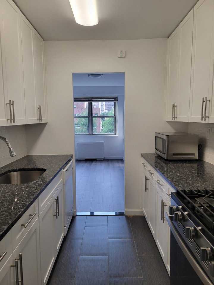 211 E 53rd St Apt 8e - Photo 6 of 10