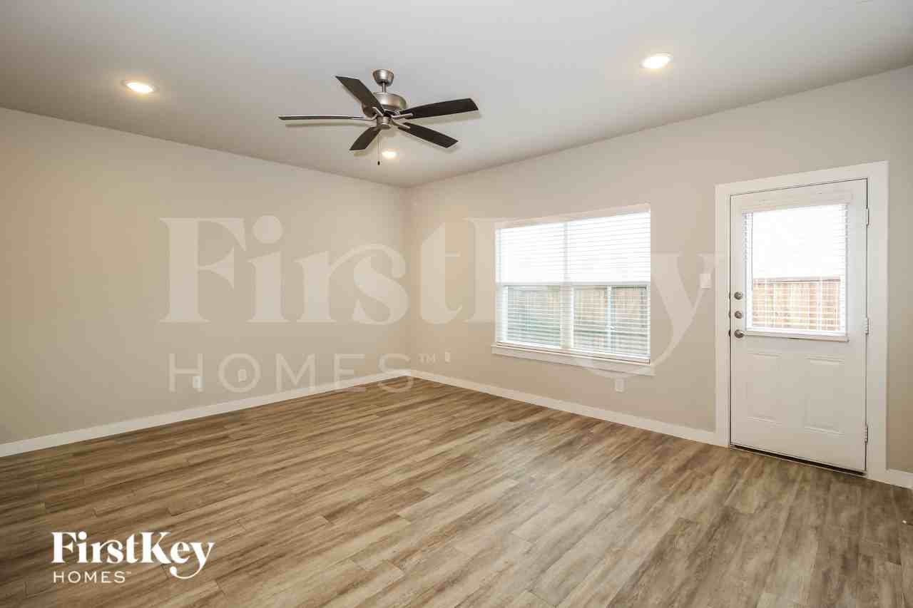 618 Sophia Way - Photo 3 of 16