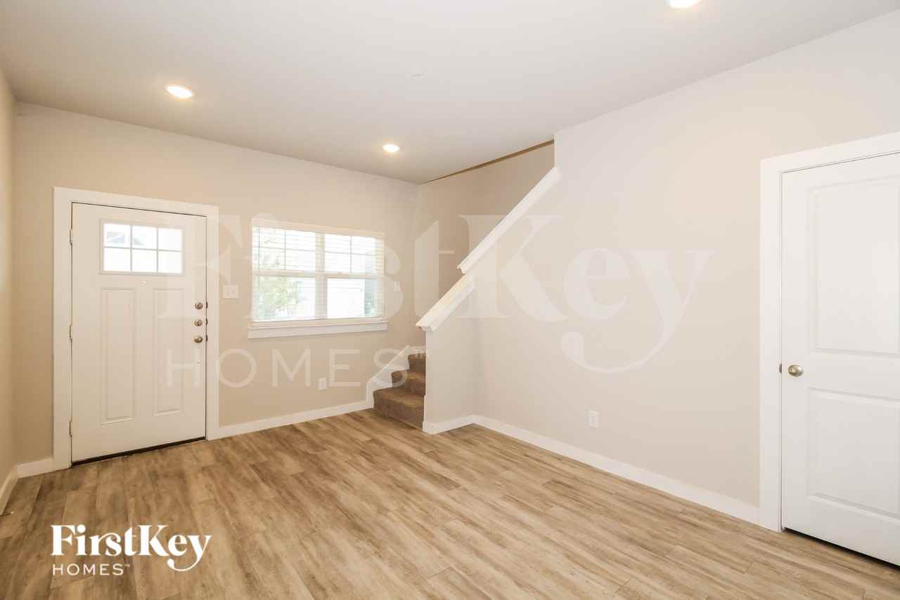 618 Sophia Way - Photo 4 of 16