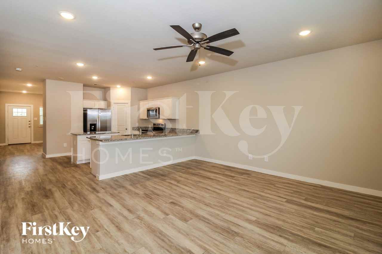 618 Sophia Way - Photo 5 of 16