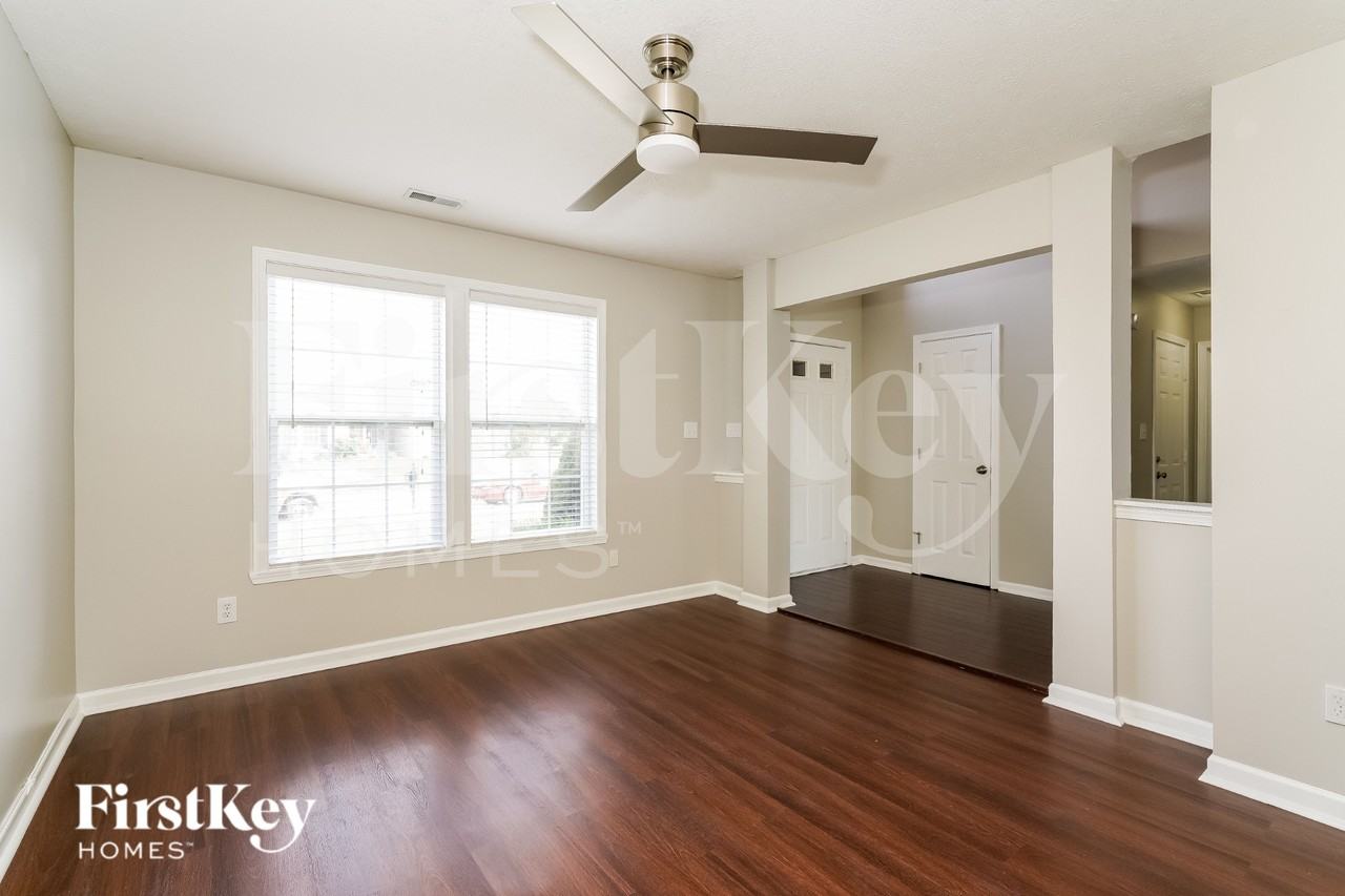 3103 Stillcrest Ln - Photo 2 of 15