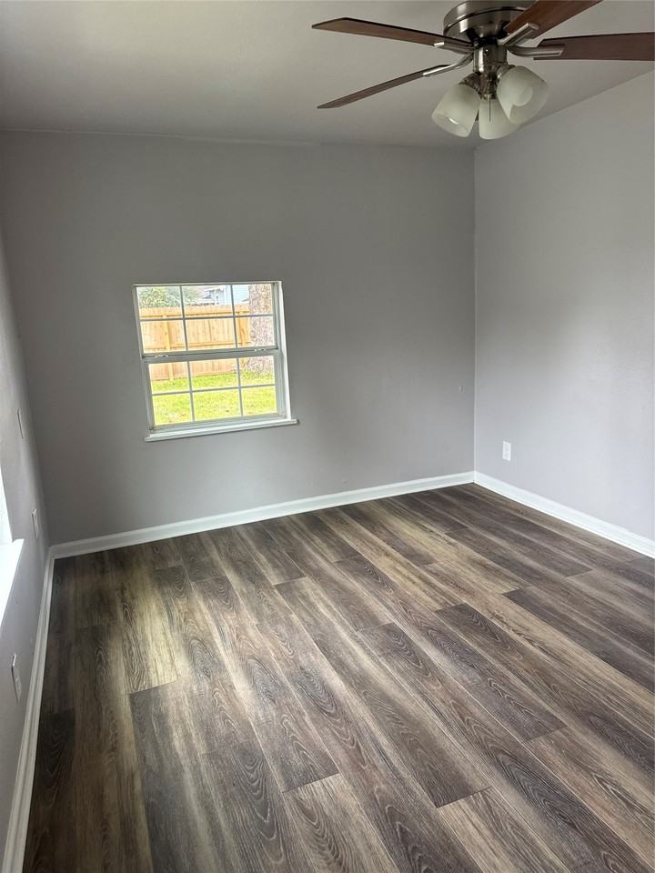 4412 Denmark St - Photo 7 of 11