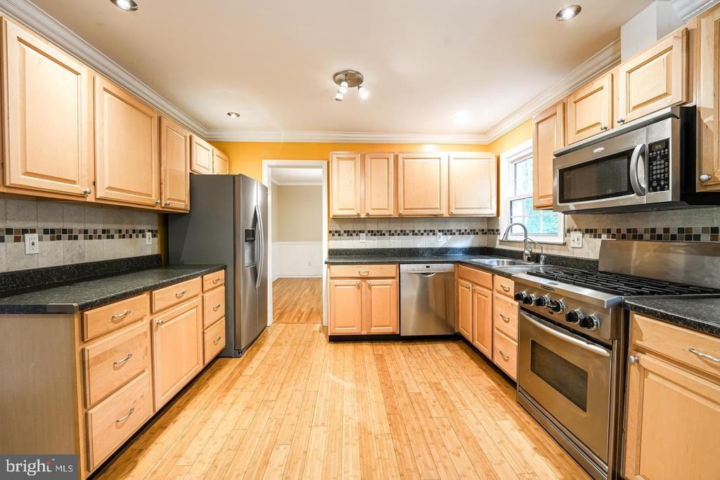 7212 Hadlow Dr - Photo 4 of 50