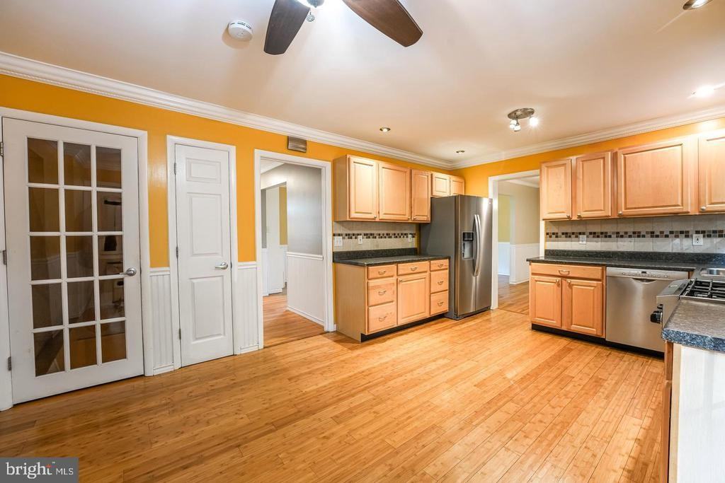 7212 Hadlow Dr - Photo 6 of 50