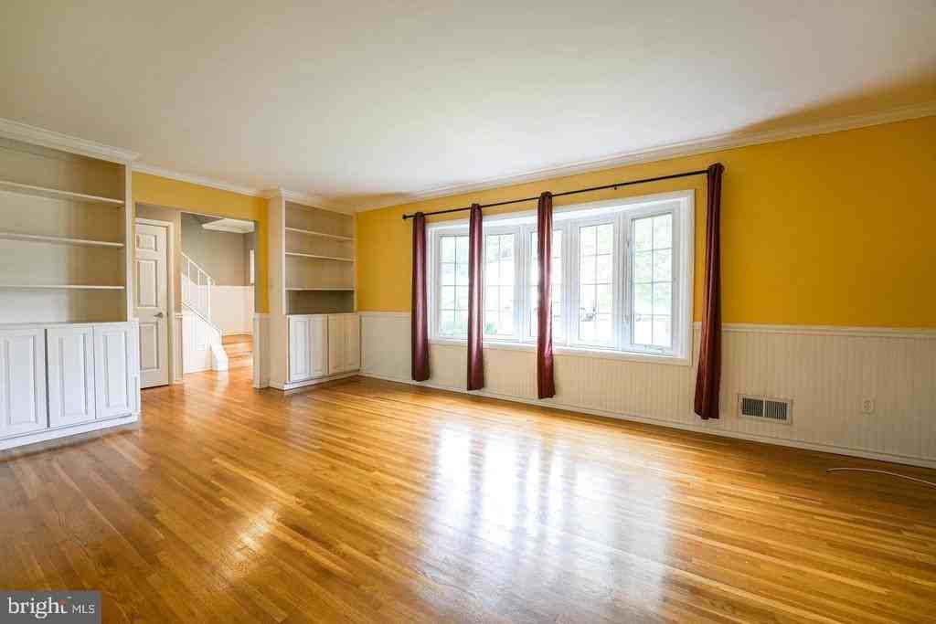 7212 Hadlow Dr - Photo 7 of 50