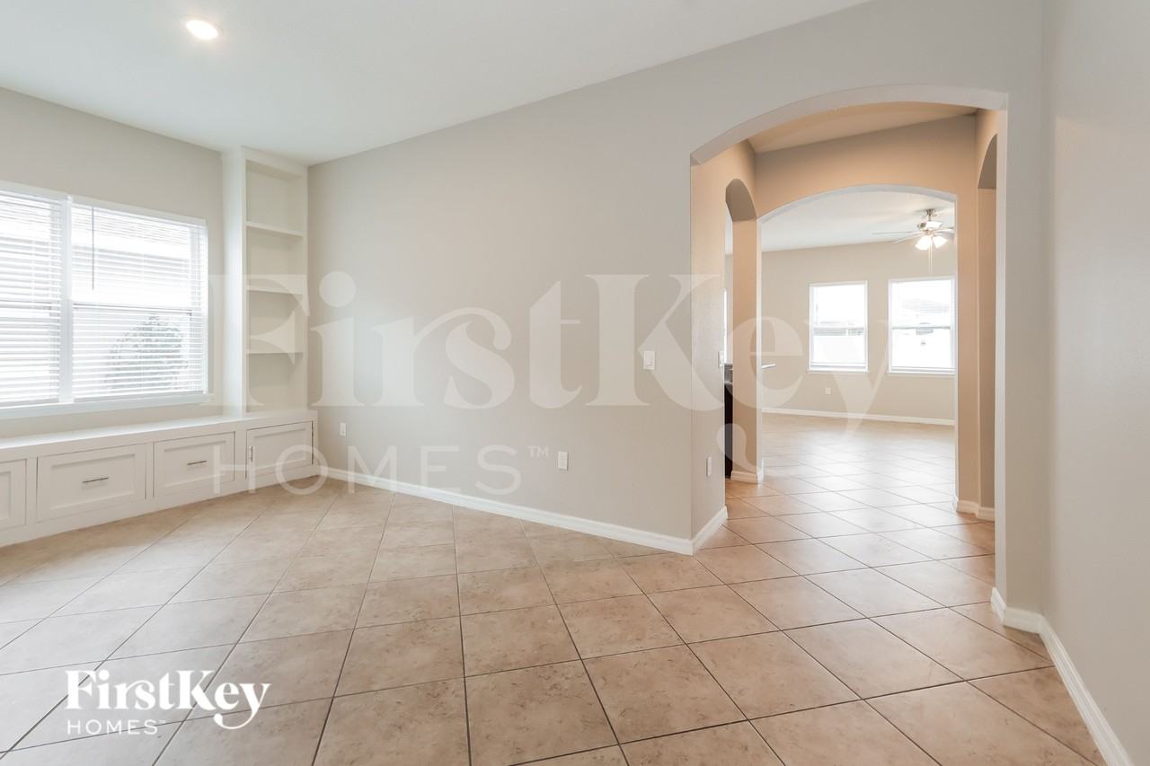 30544 Annadale Dr - Photo 3 of 16