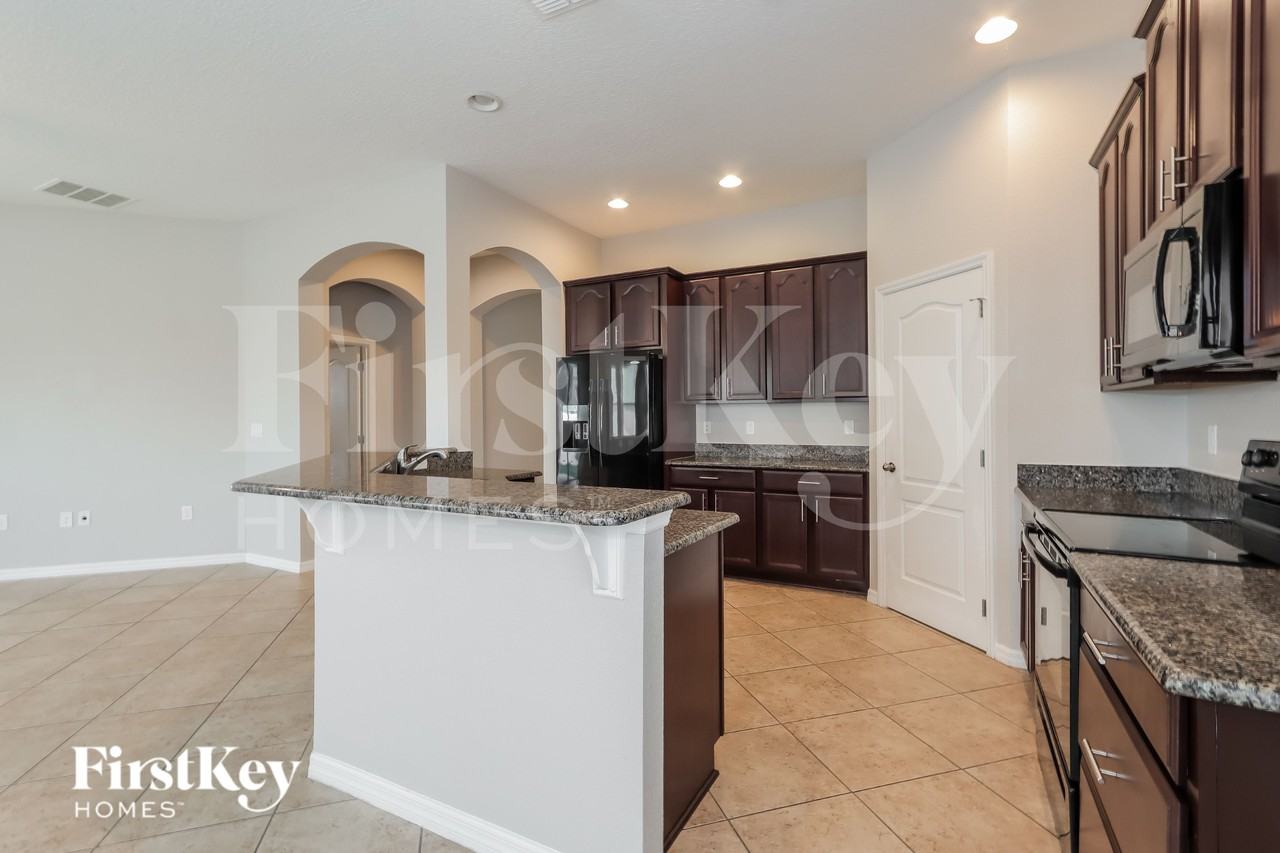30544 Annadale Dr - Photo 4 of 16