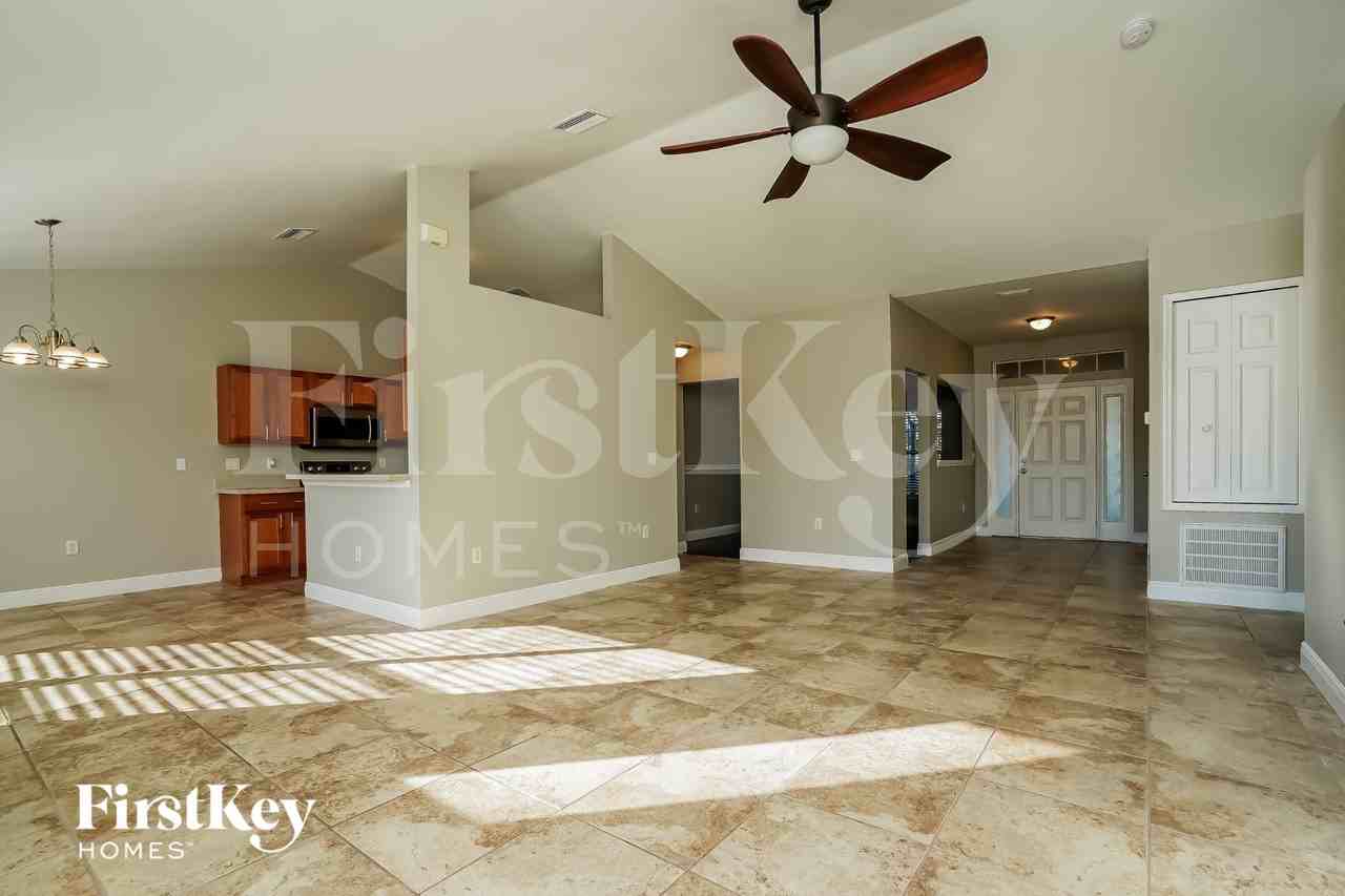 3313 Ne 15th Pl - Photo 3 of 15