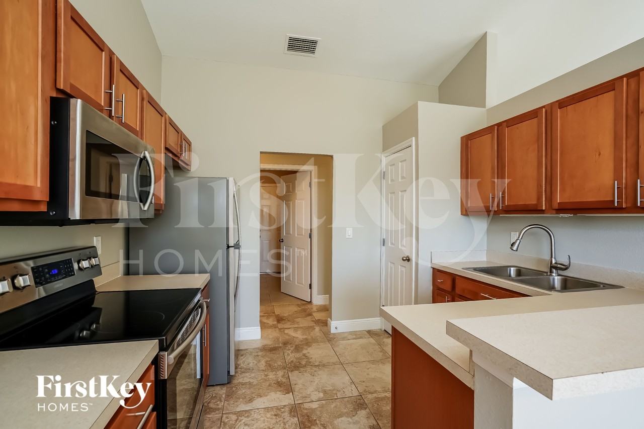 3313 Ne 15th Pl - Photo 5 of 15