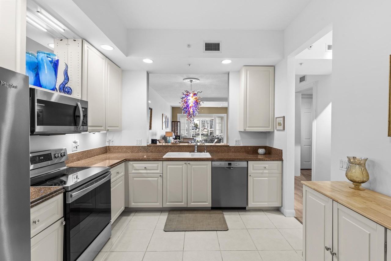 9 Harbour Isle Dr E #102 - Photo 3 of 40