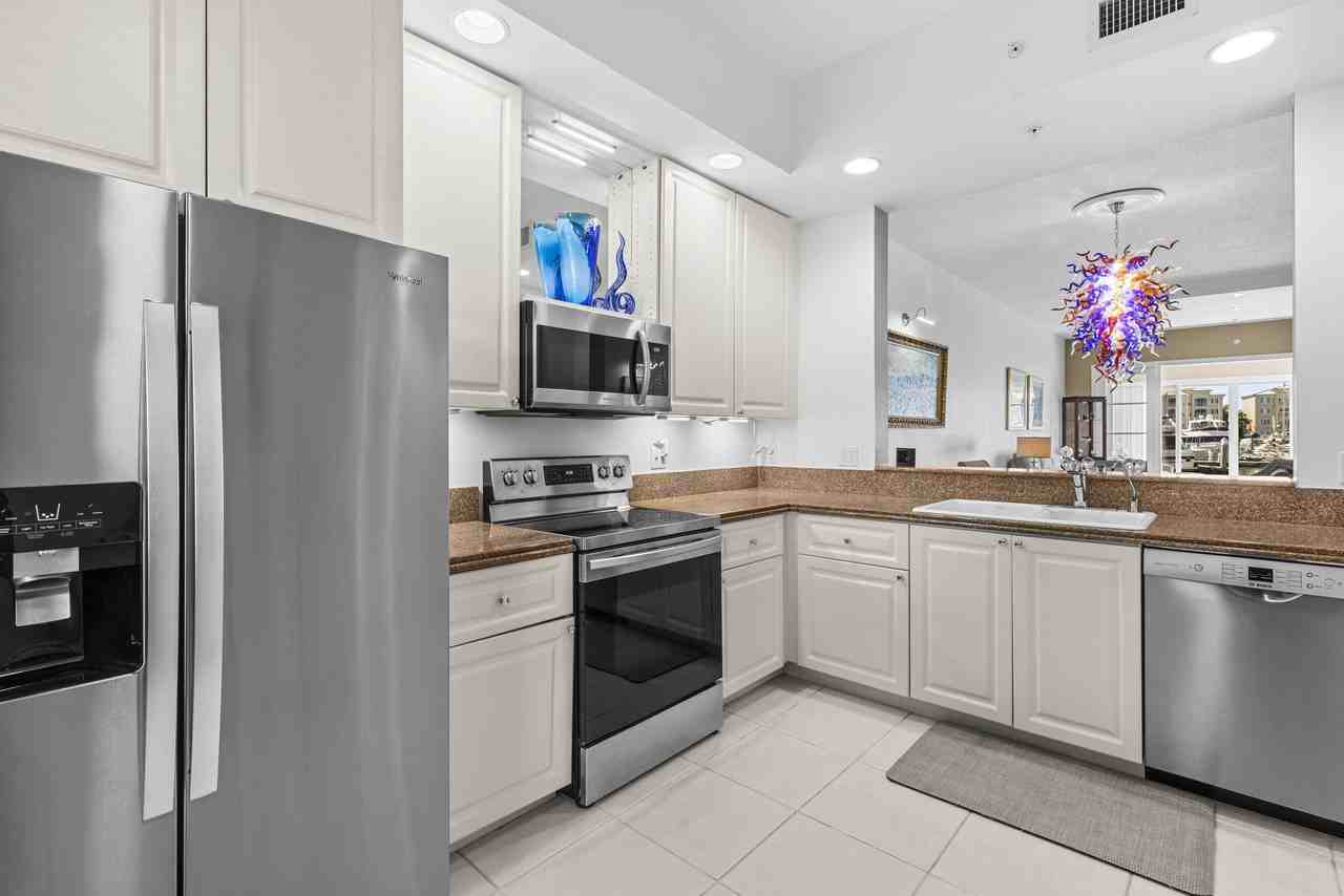 9 Harbour Isle Dr E #102 - Photo 4 of 40