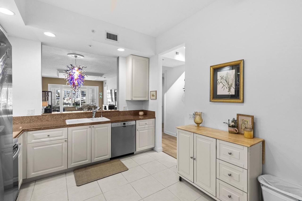 9 Harbour Isle Dr E #102 - Photo 5 of 40