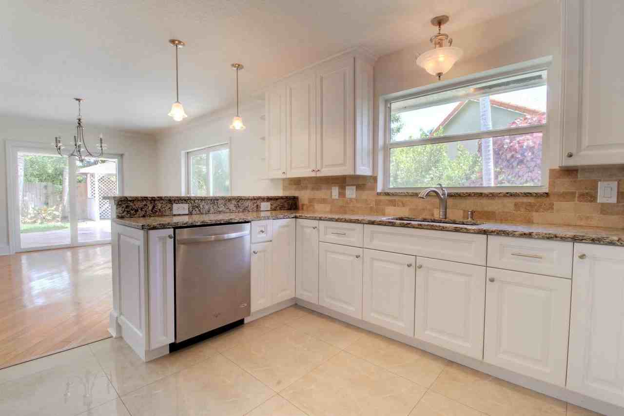 949 Greensward Ln - Photo 5 of 13