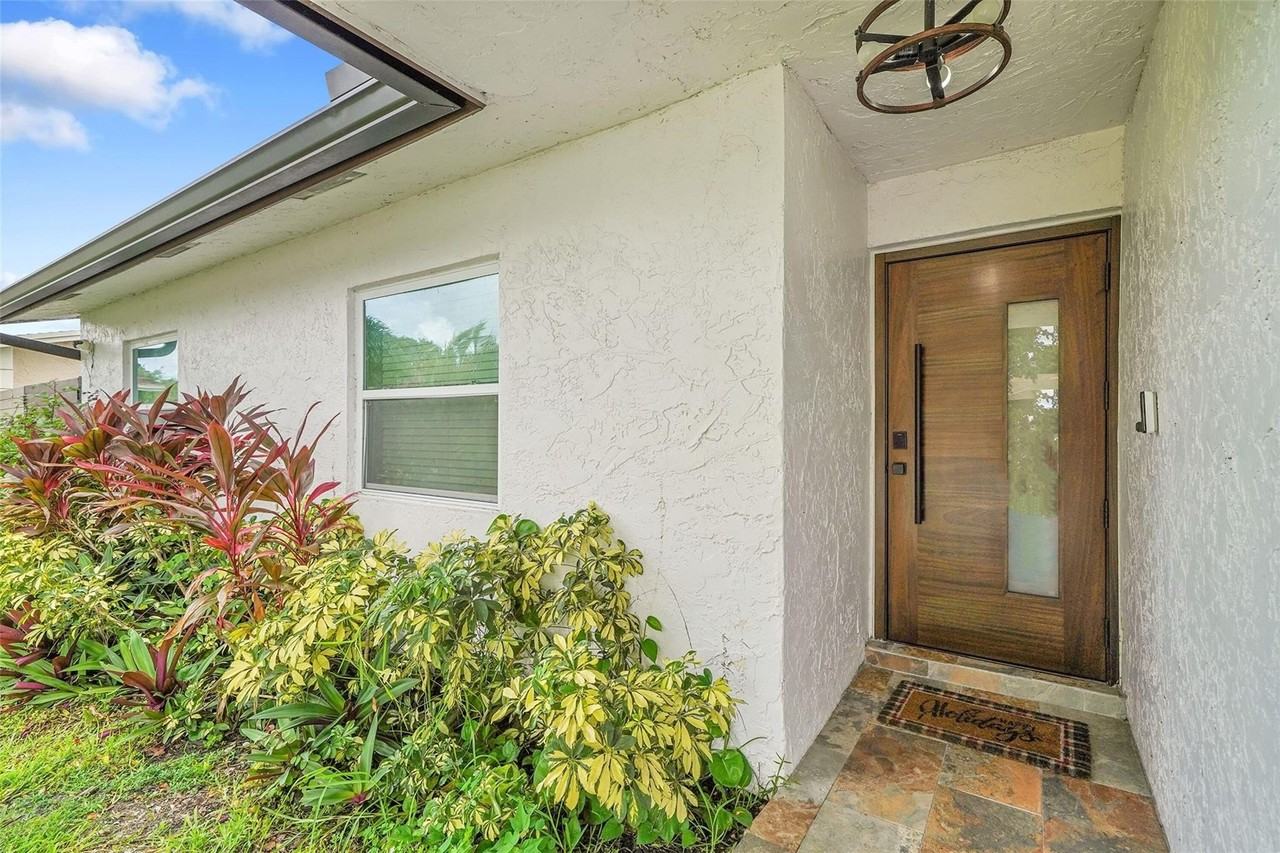 7506 Sw 7th Ct - Photo 3 of 18