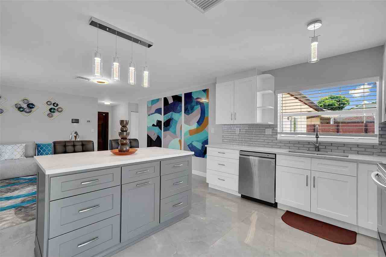 7506 Sw 7th Ct - Photo 7 of 18
