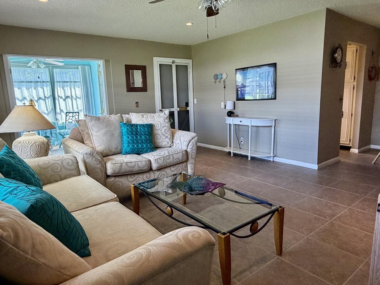 735 High Point Blvd N #D - Photo 3 of 27