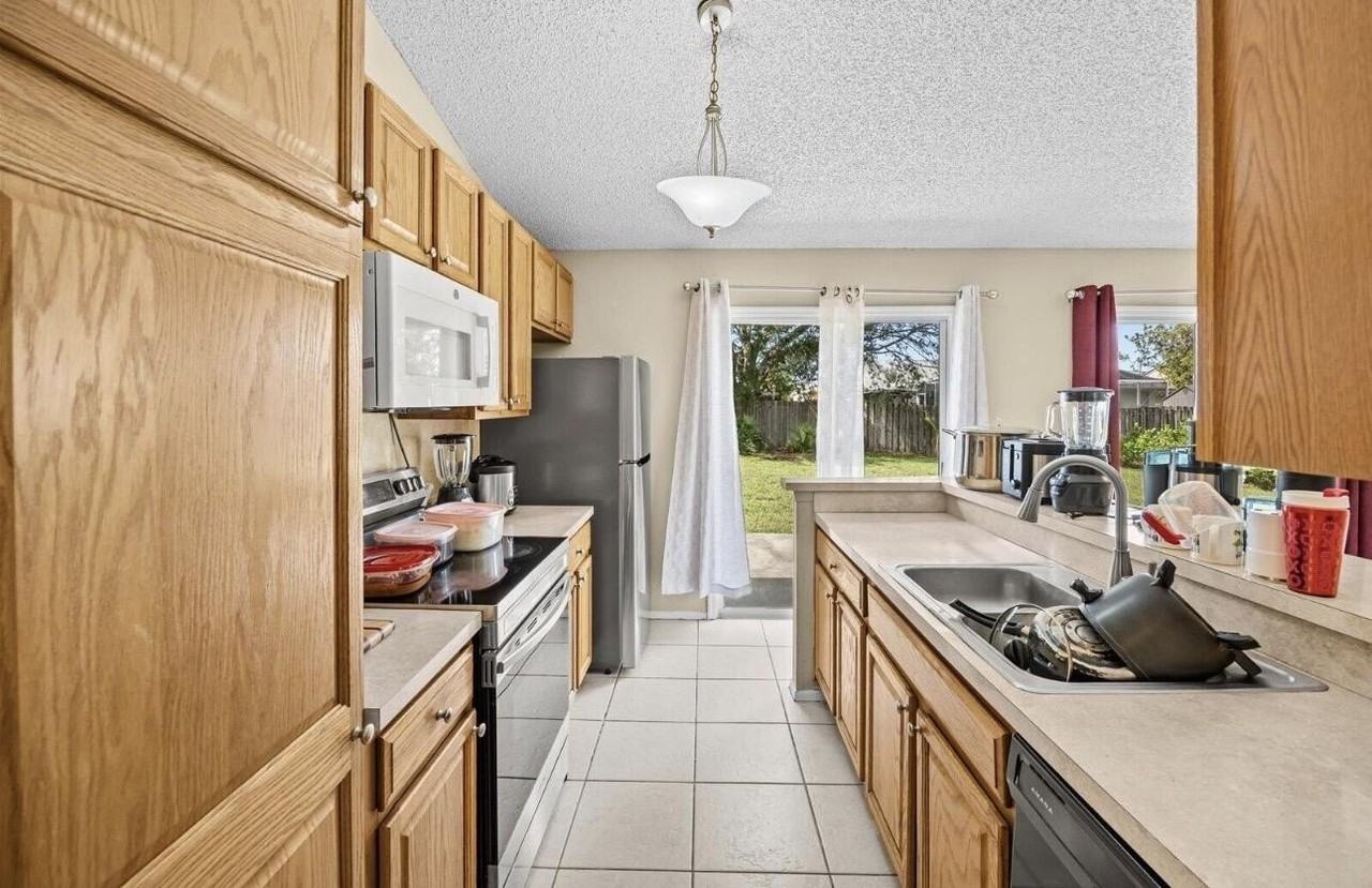 1155 Sw Alexandria Ave - Photo 7 of 9