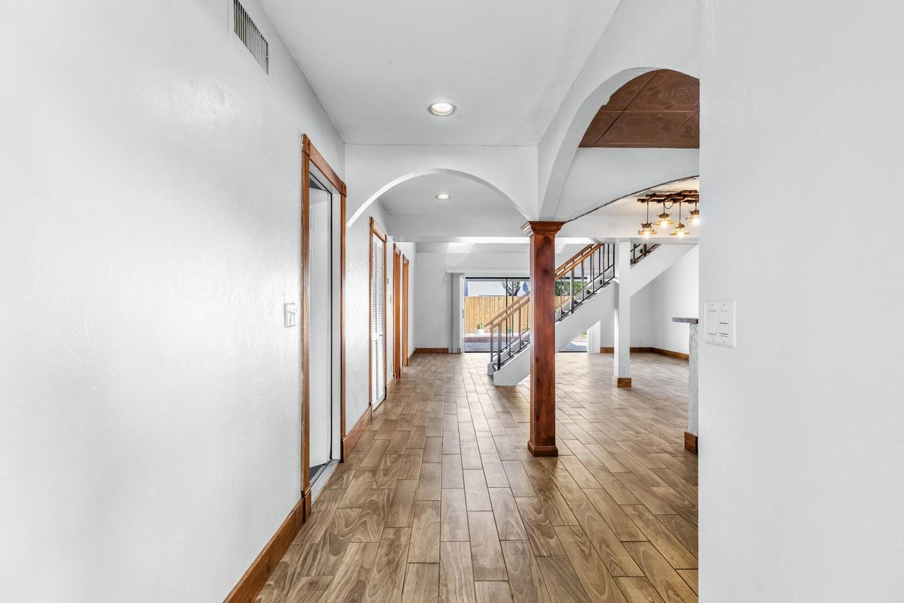 2552 Ella St - Photo 3 of 42