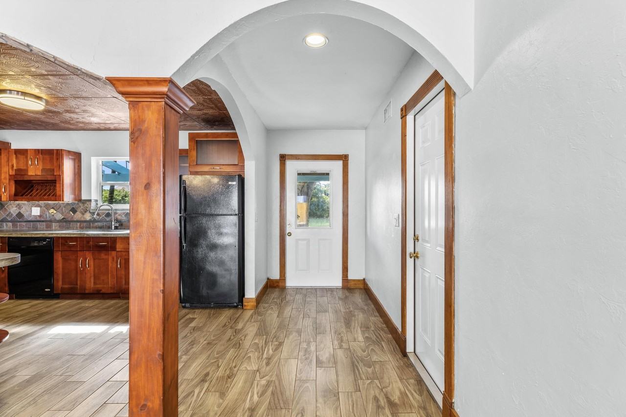 2552 Ella St - Photo 4 of 42