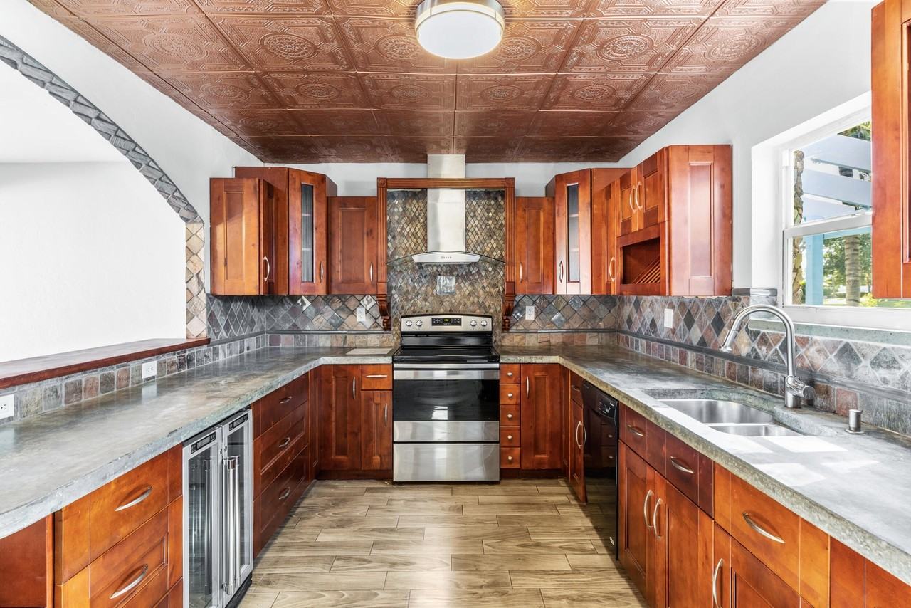 2552 Ella St - Photo 6 of 42
