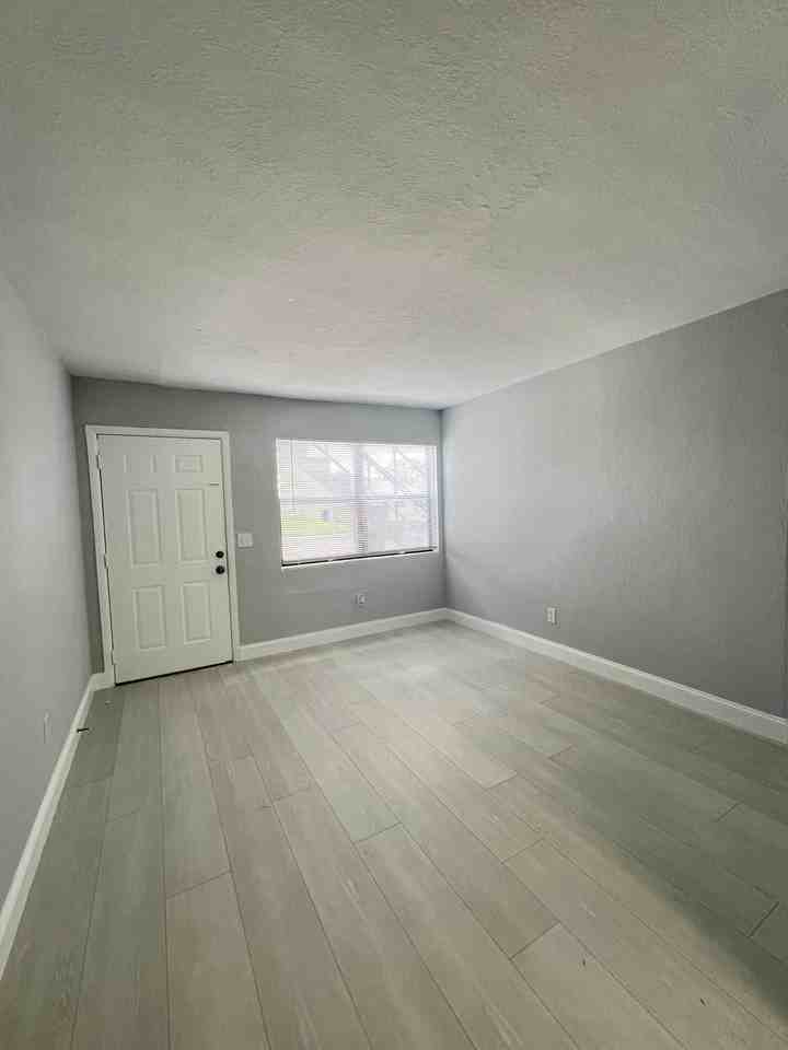 1273 W 34th St #1 - Photo 4 of 10