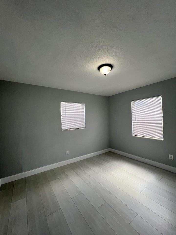 1273 W 34th St #1 - Photo 6 of 10