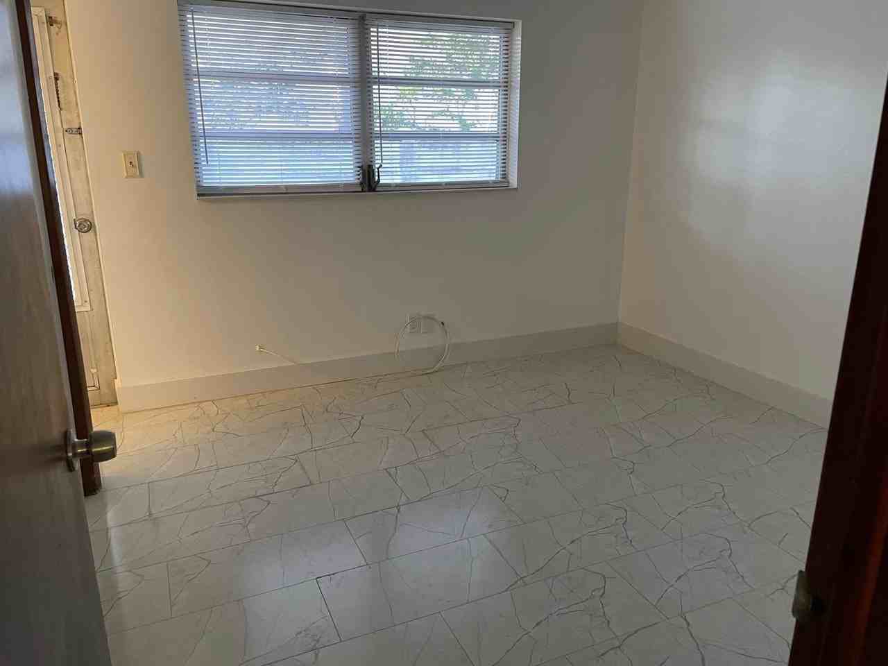 930 Ne 17th Ter #1-5 - Photo 5 of 13